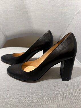 Gianvito Rossi Black Leather Round Toe Pump